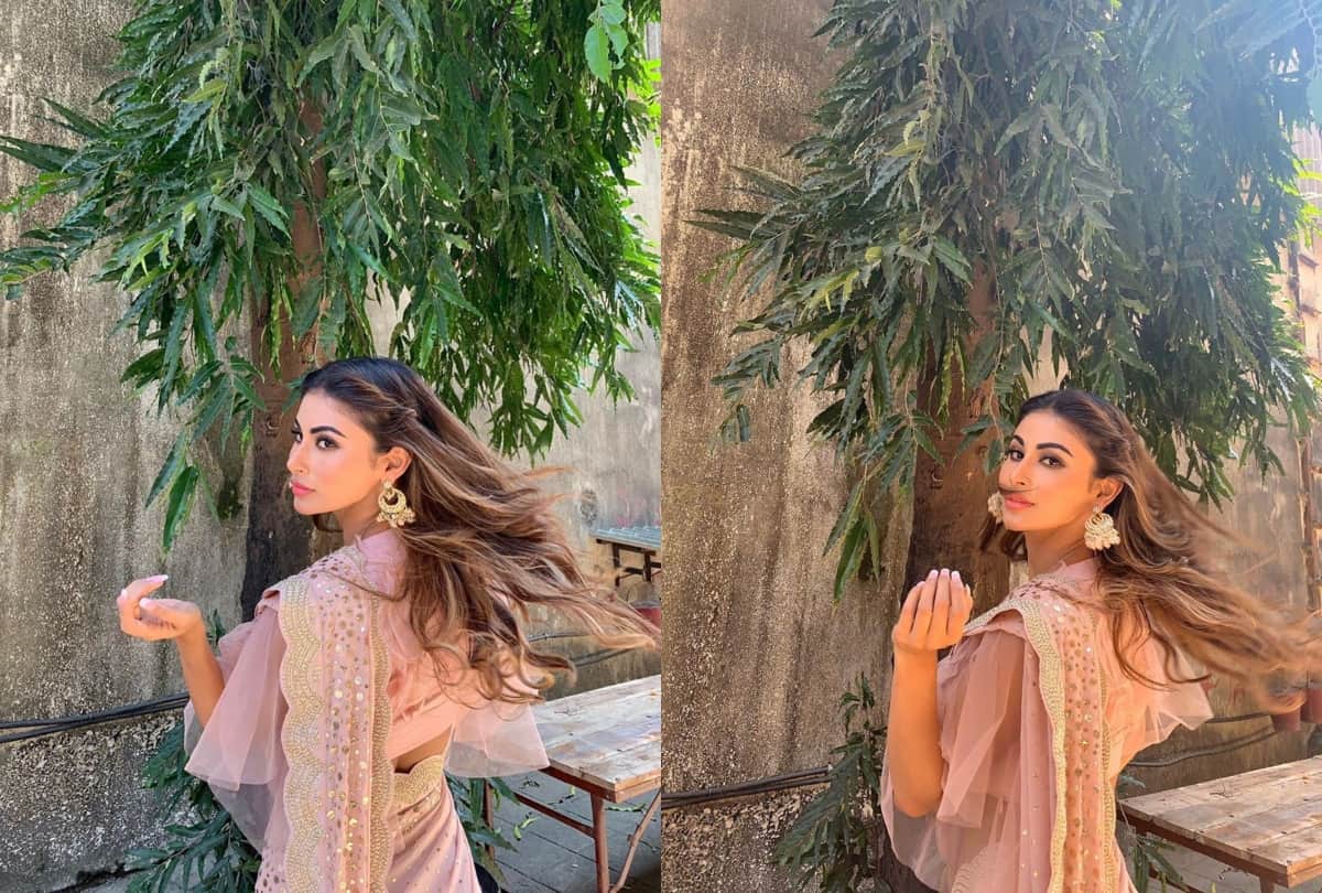 mouni roy look pretty in pastel pink saree