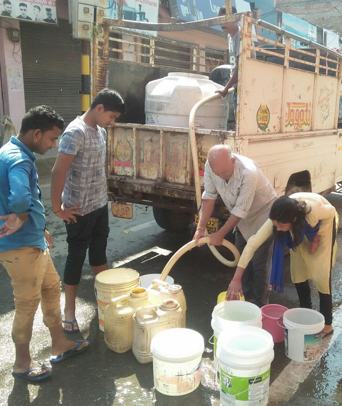 Rampage for water in many mohallas including Tehsil Road