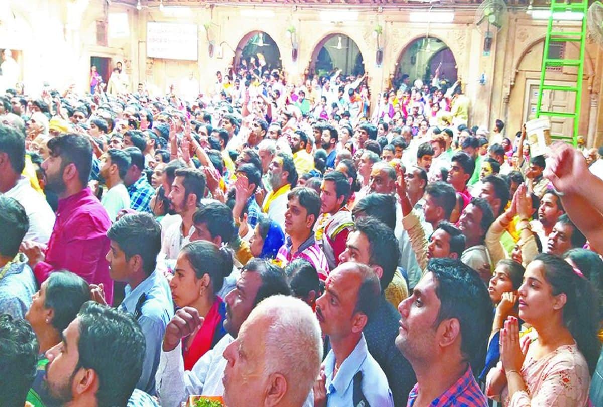 huge crowd of devotees in banke bihari temple vrindavan on sharad purnima