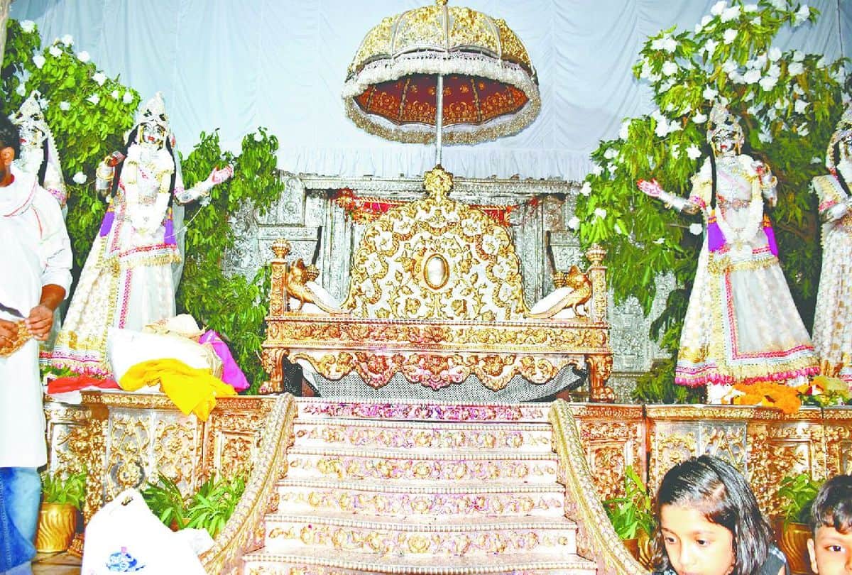 huge crowd of devotees in banke bihari temple vrindavan on sharad purnima
