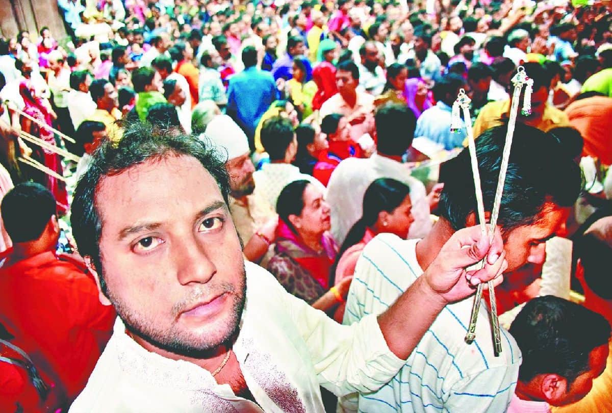 huge crowd of devotees in banke bihari temple vrindavan on sharad purnima