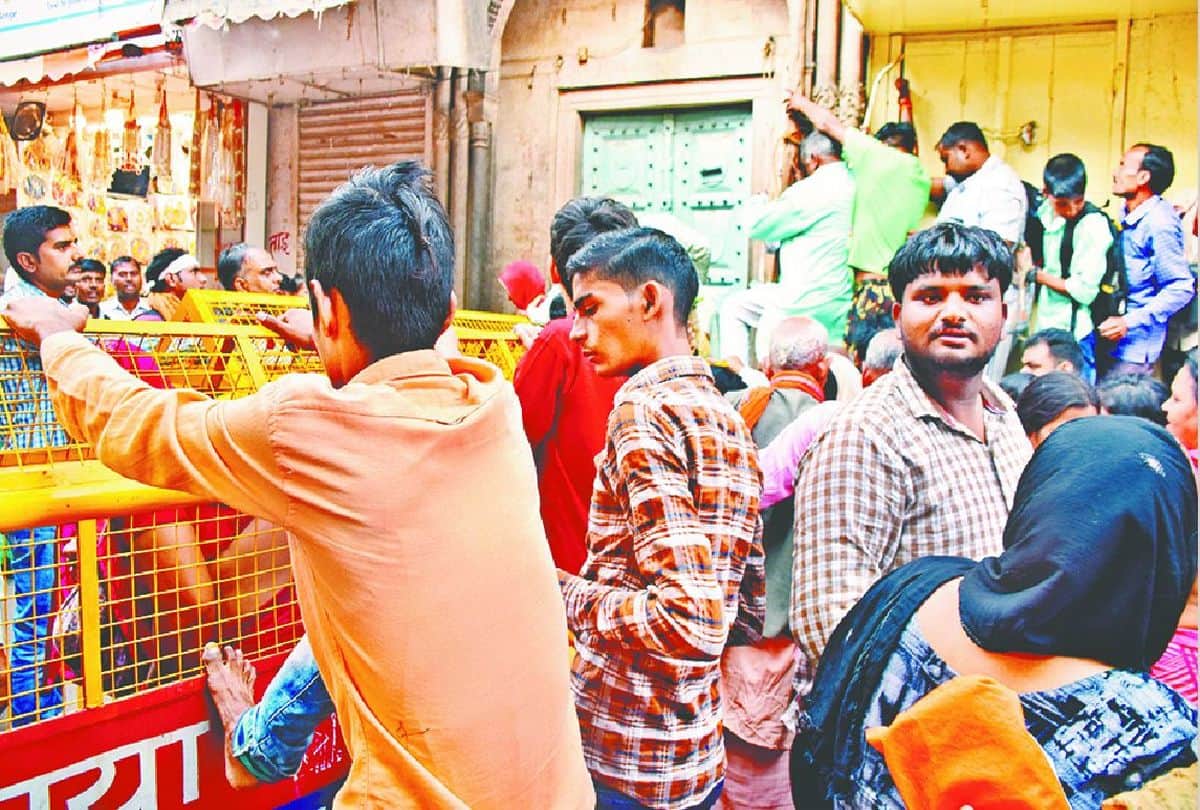 huge crowd of devotees in banke bihari temple vrindavan on sharad purnima
