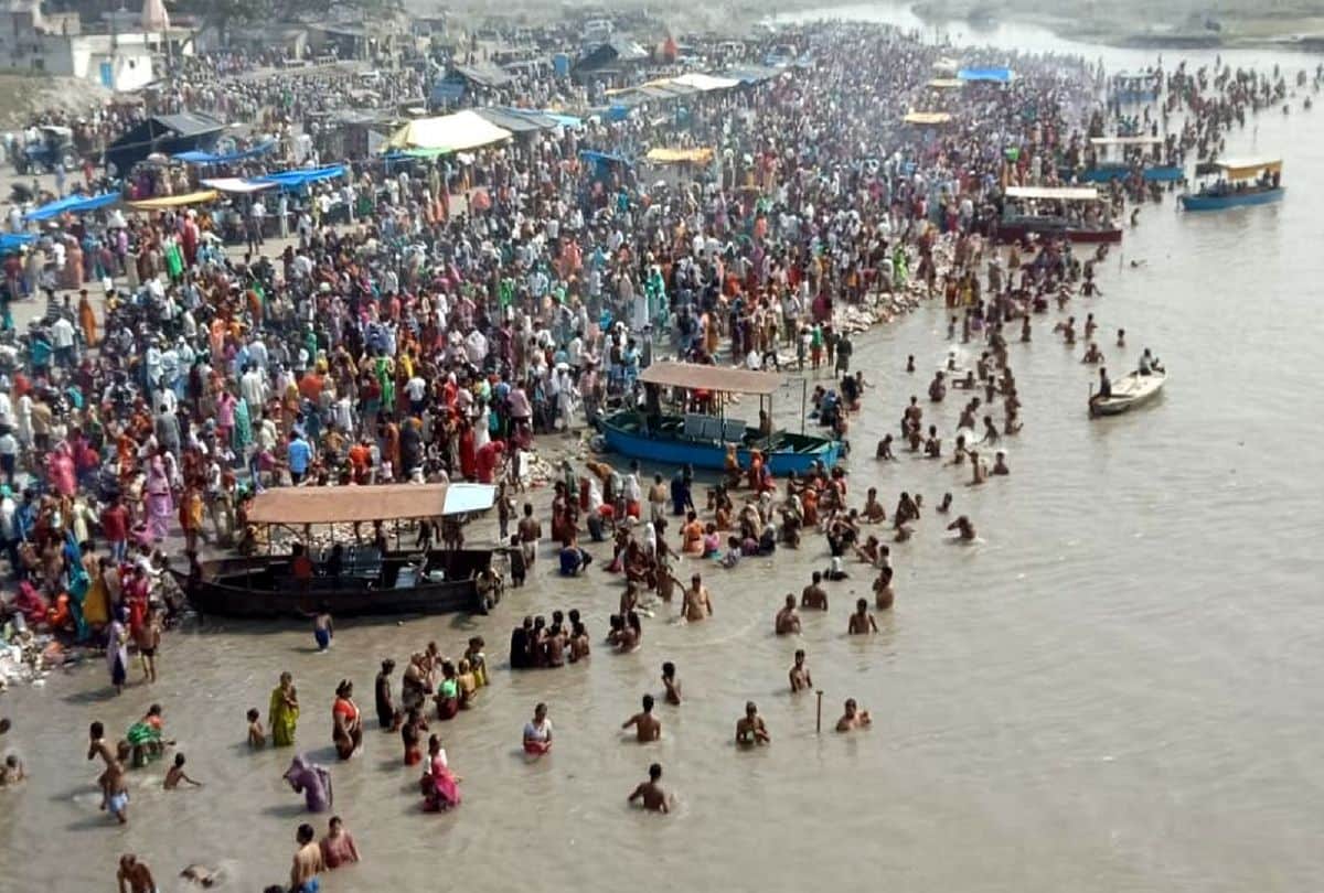 sharad purnima devotees take holy dip in ganga