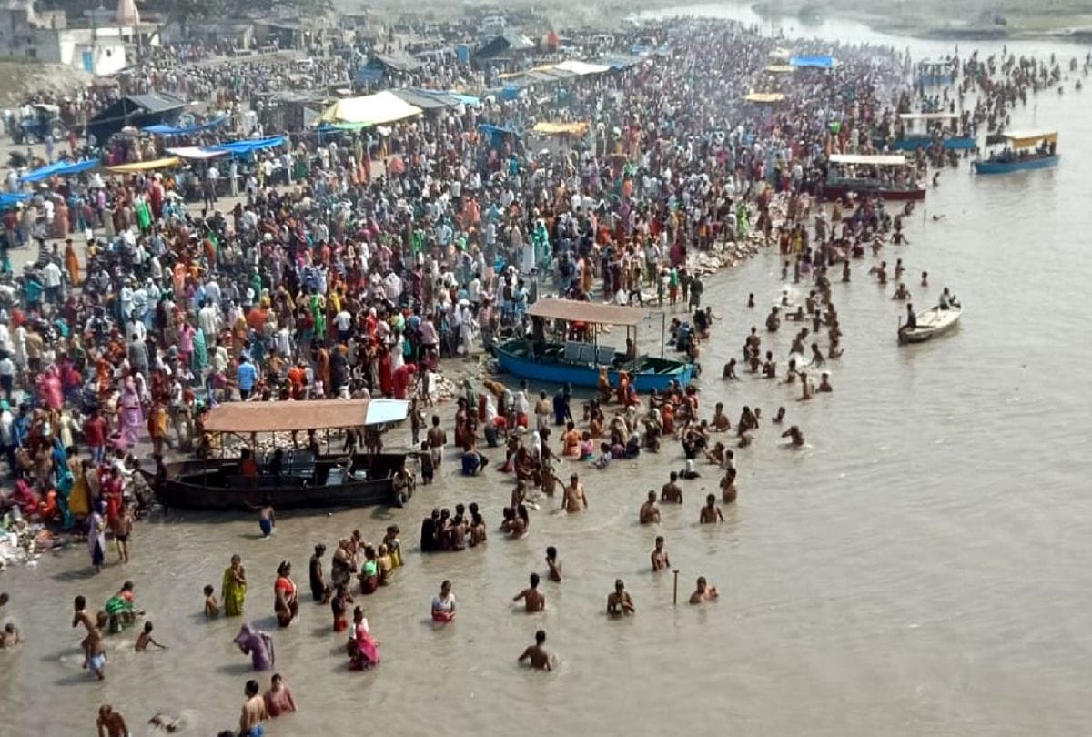 sharad purnima devotees take holy dip in ganga