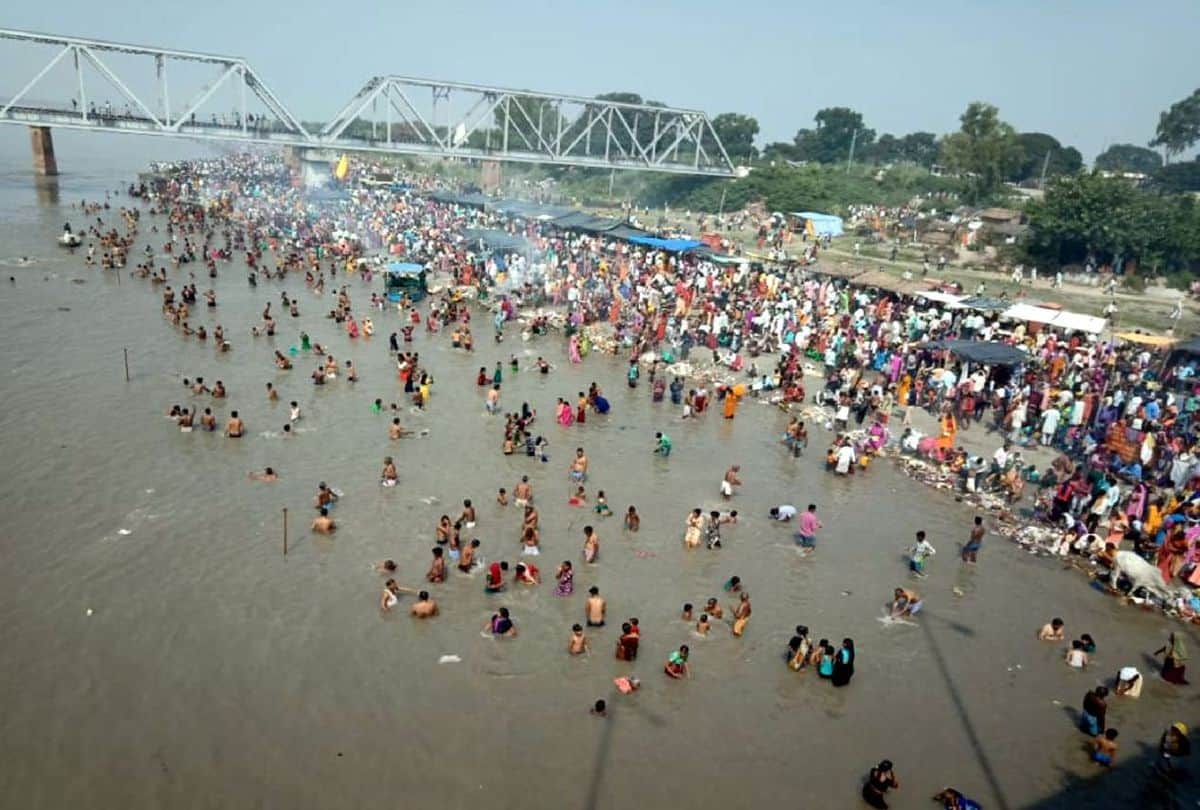 sharad purnima devotees take holy dip in ganga