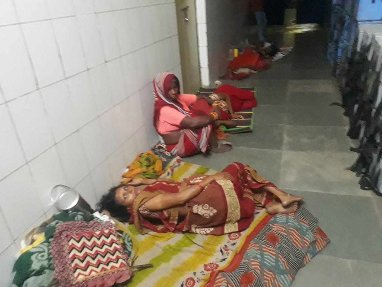 Childbirth victims seen lying on the ground in the hospital