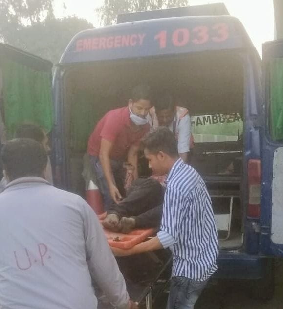 car crashed into tree, three people injured