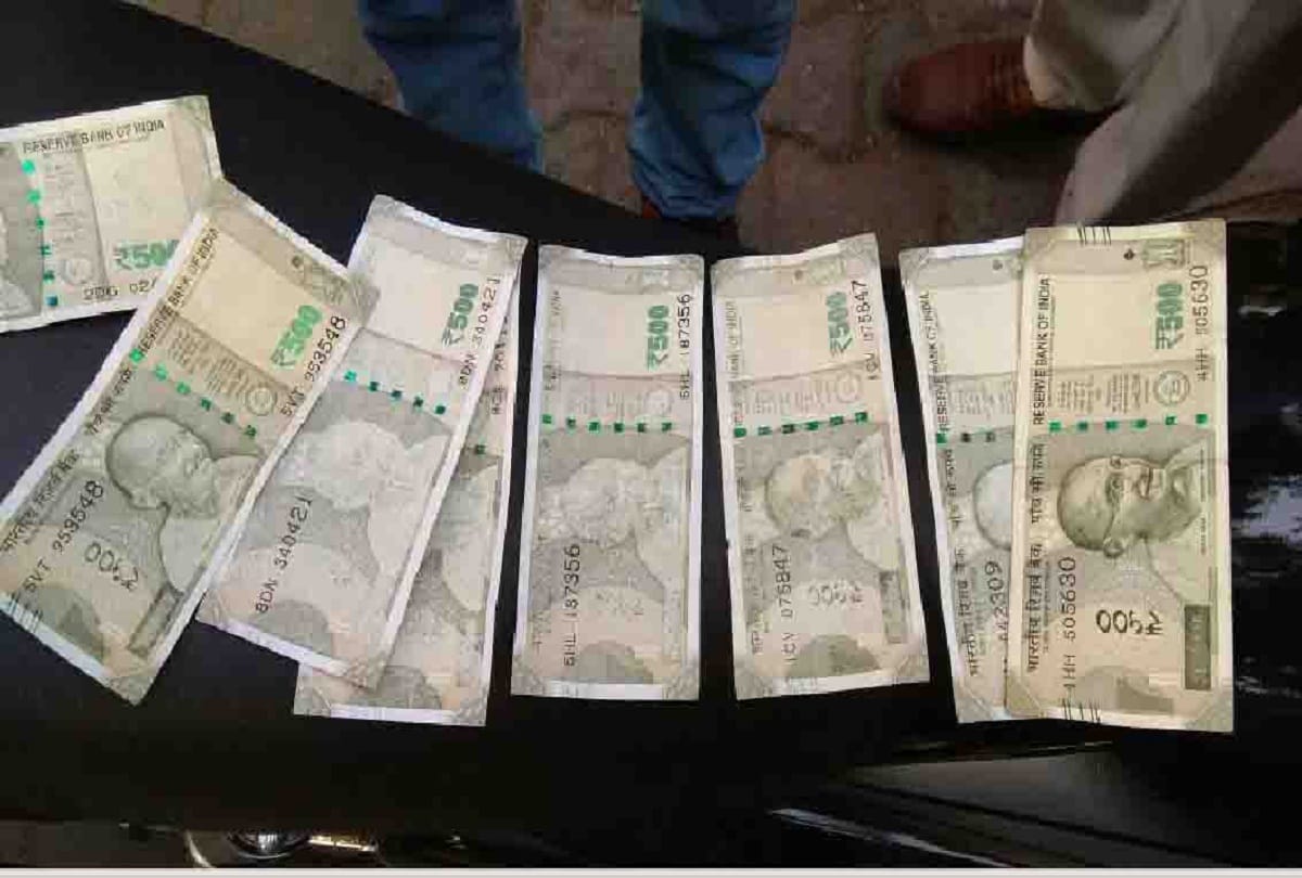 goons mugged an old lady by giving her fake notes for jewelry in Delhi