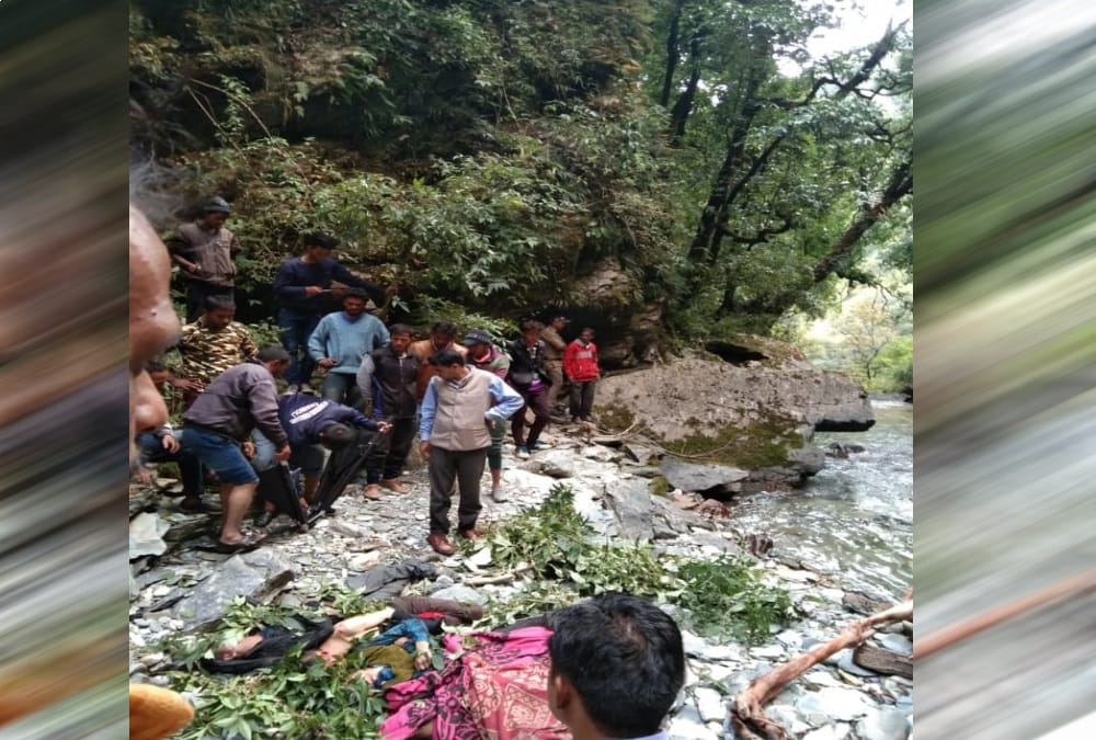 Eight Dead Bodies Funeral Together After Max fall into river in chamoli