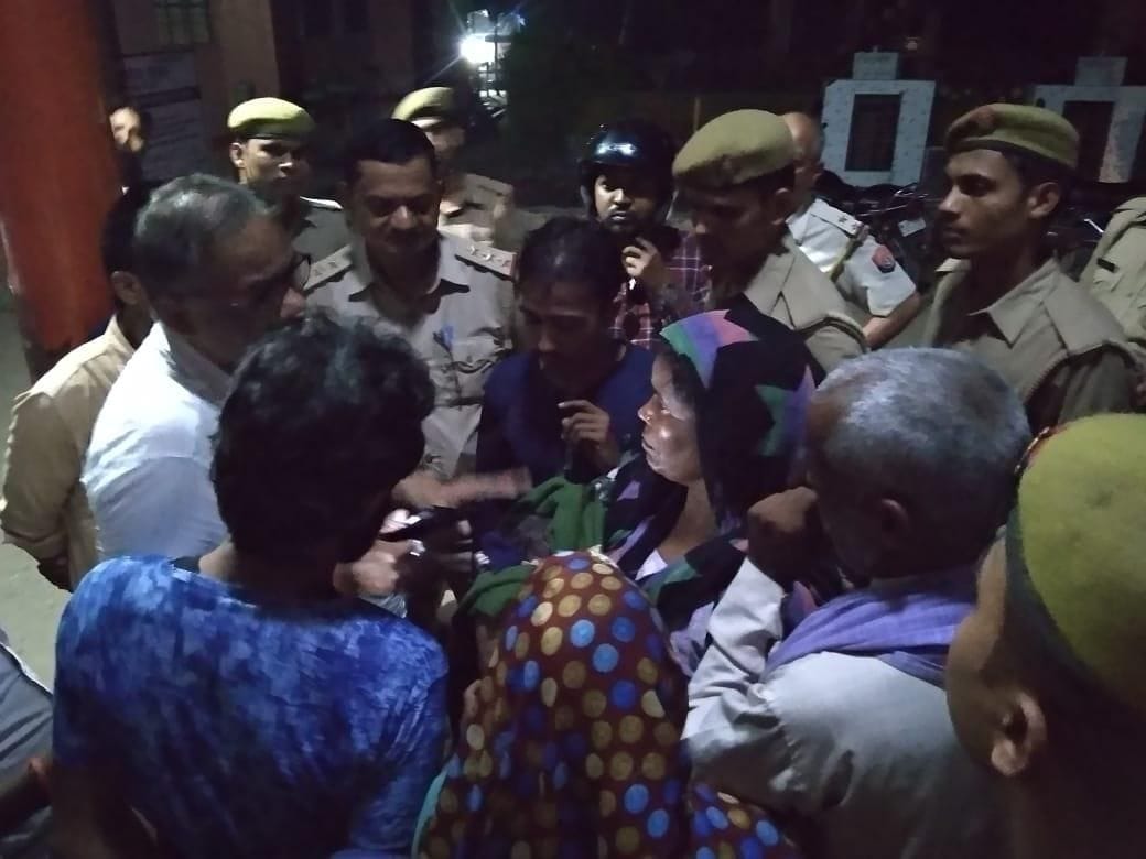 after newborn child dath reletives croud