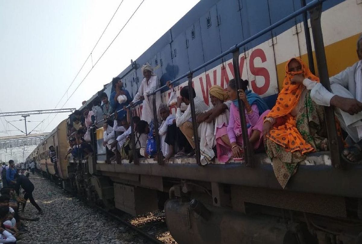 passengers stopped mathura jaipur passenger train in mathura