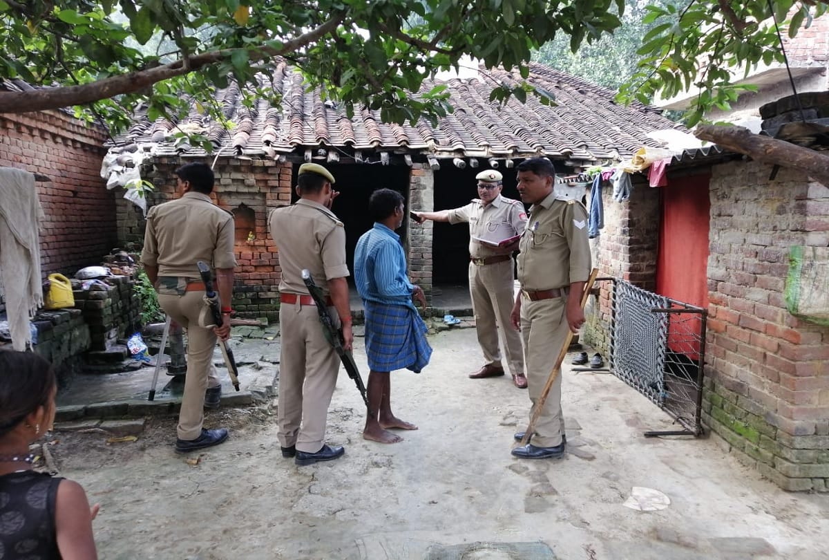 Clash between two groups in Maharajganj