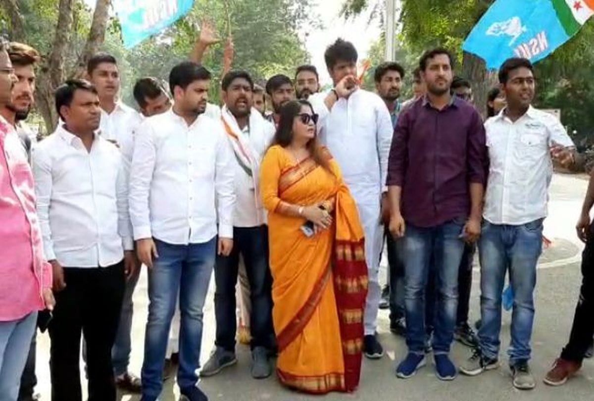 NSUI workers protest outside the district jail in agra