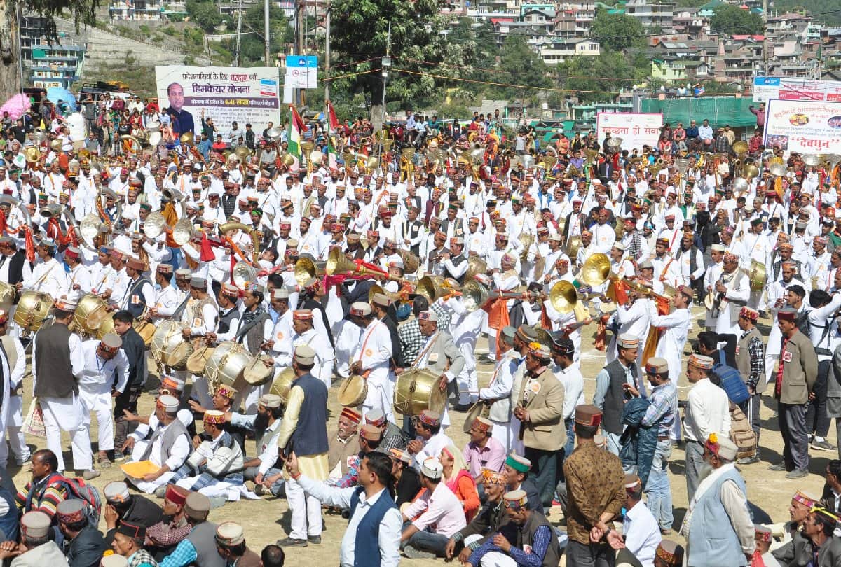 international kullu dussehra 2019 three thousand Bajantri play Devdhun for Global Peace