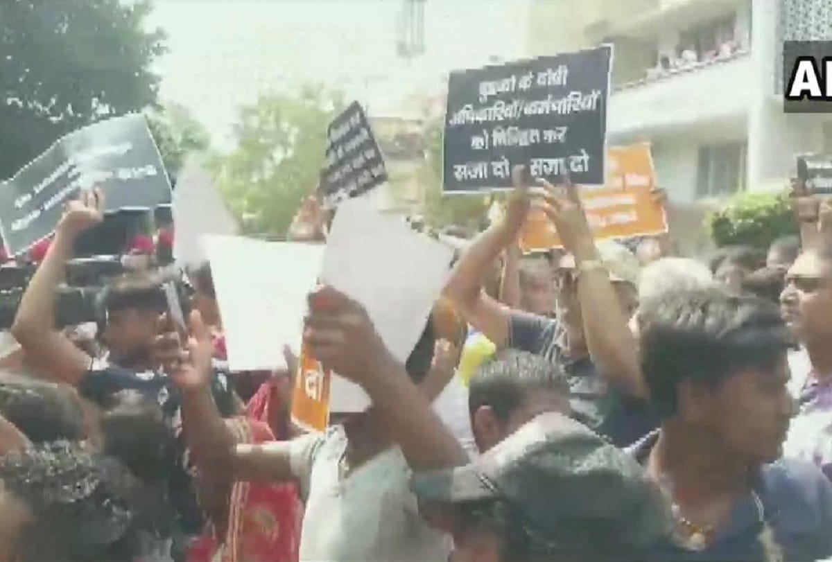 Bihar: Locals of Rajendra Nagar protested outside residence of Sushil Modi over recent water-logging