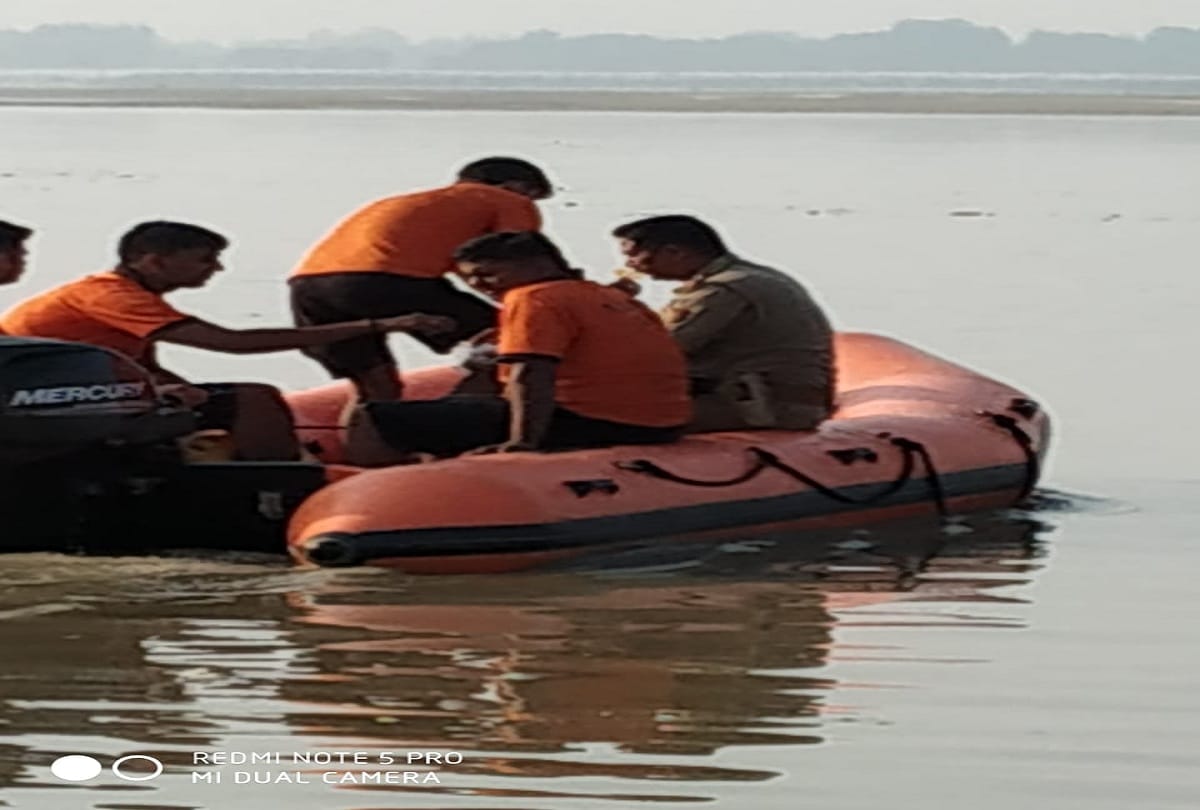 Boat drowned in UP Ghaghra river NDRF SDRF searching for four missing women