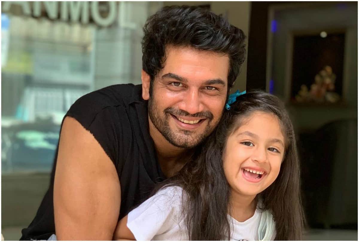 Baahubali actor Sharad Kelkar says in college days buy branded shoes from Delhi Chor Bazaar