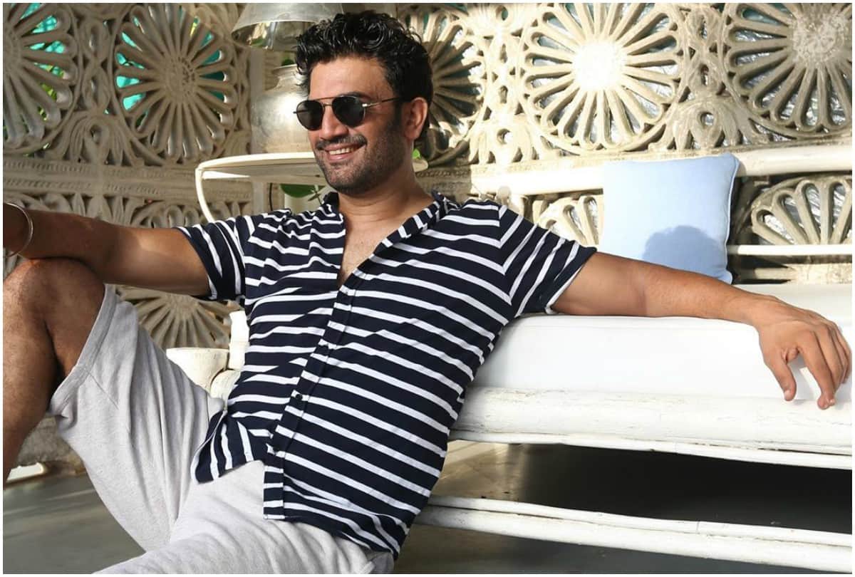 Baahubali actor Sharad Kelkar says in college days buy branded shoes from Delhi Chor Bazaar