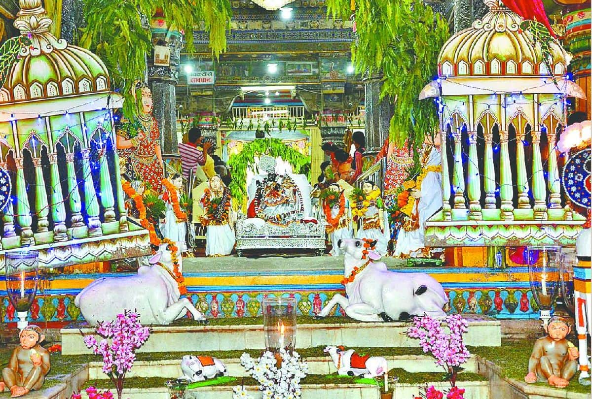 Devotees offering Woolen Clothes to Lord Krishna In Mathura