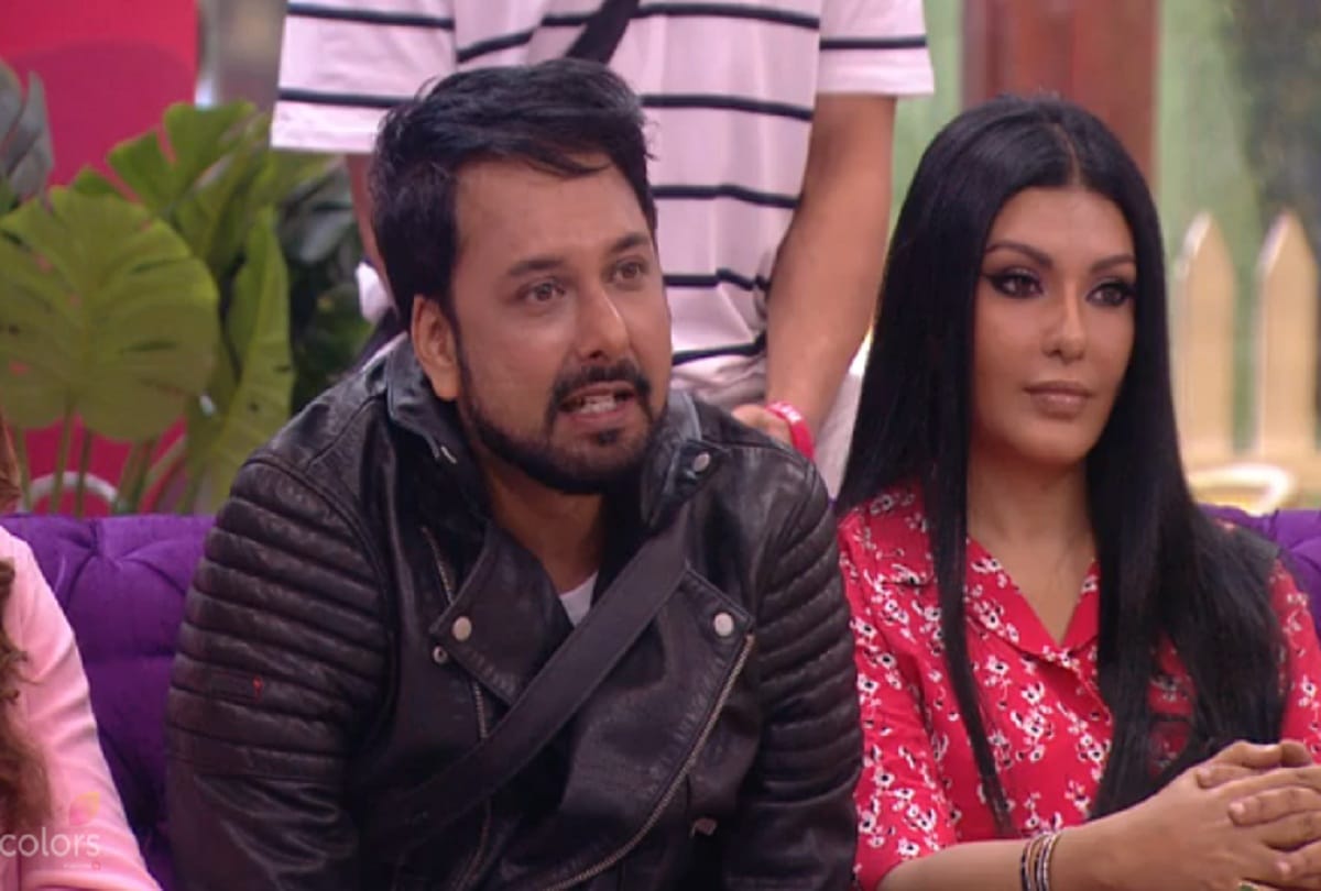 Bigg Boss 13 Salman Khan show Siddharth Dey left bathroom door Koena Mitra entered by mistake