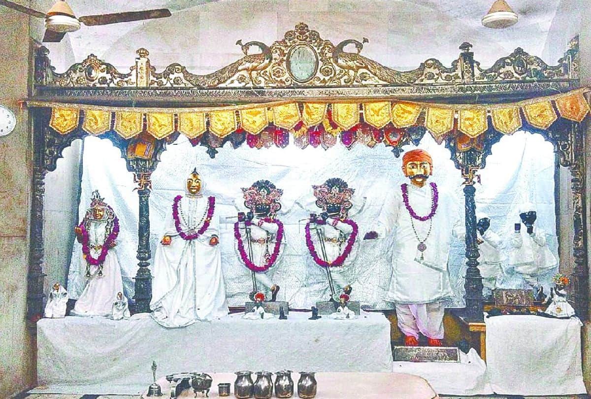 huge crowd of devotees in banke bihari temple vrindavan on sharad purnima