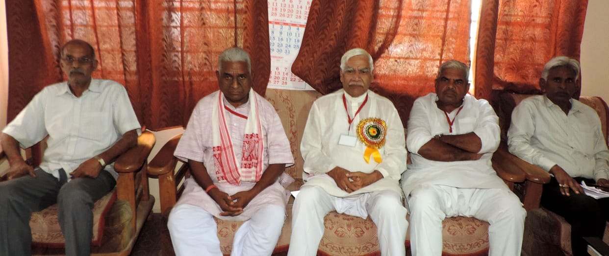 aadivaasee parivaaron ka jeevan sudhaaregee aareses kee vanavaasee sanstha
