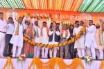 जनसमूह का अभिवादन करते नरेंद्र सिंह तोमर व अन्य।
