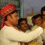 ओपी धनखड़ के बेटे को मिठाई खिलाते अशोक तंवर
