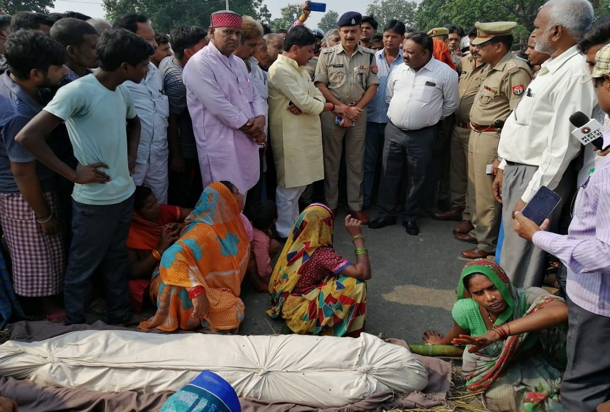 Heavy protest by maharajganj villagers on road against land dispute murder