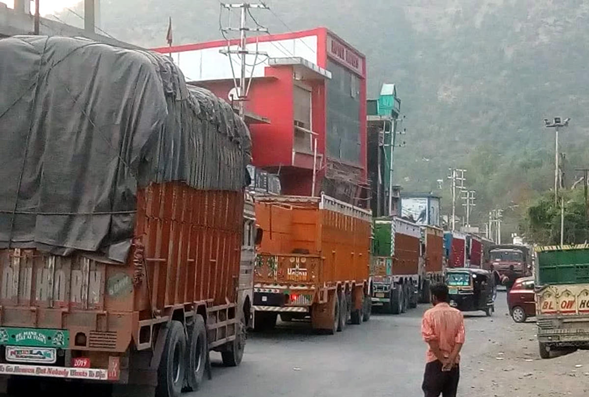 Police advised not to go inside areas in Kashmir to apple traders, threat of terrorist attacks