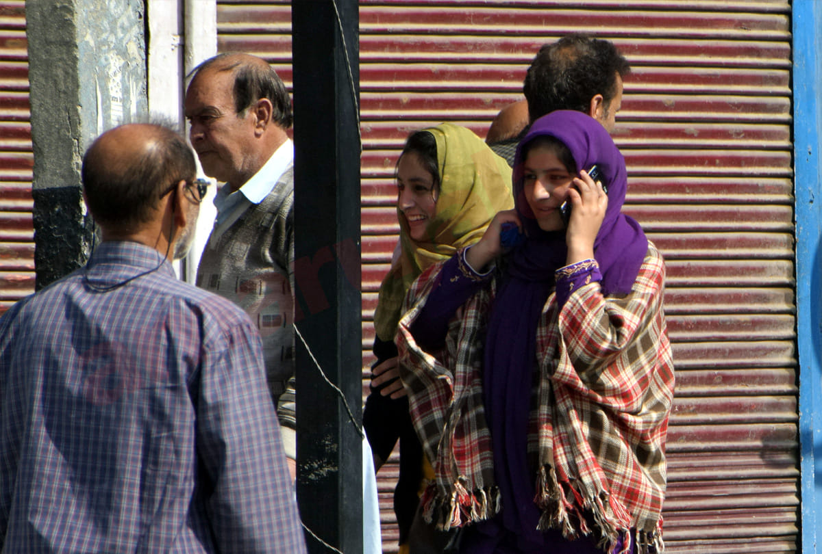 70 days postpaid mobile service stopped in Kashmir, bill came to 2500 rupees
