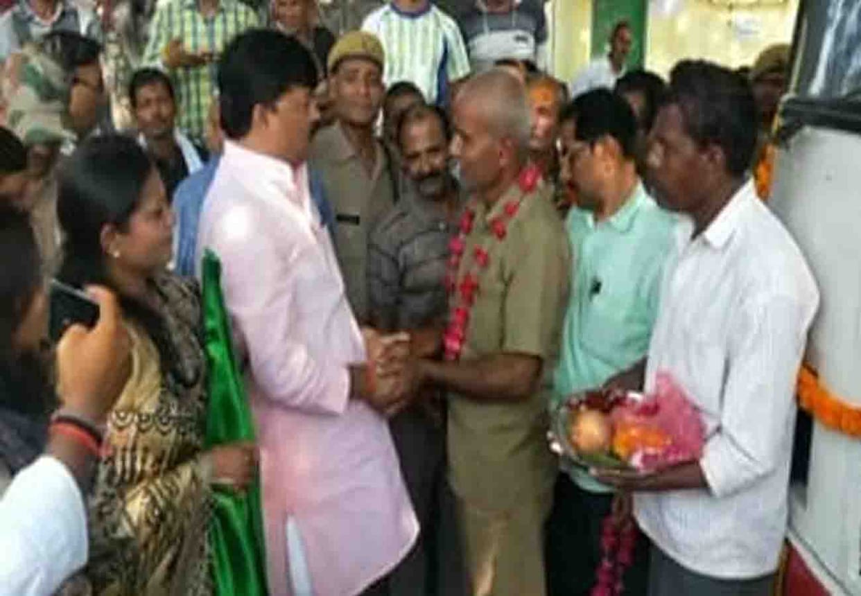 Minister of Prison traveled in roadways bus with wife in fatehpur