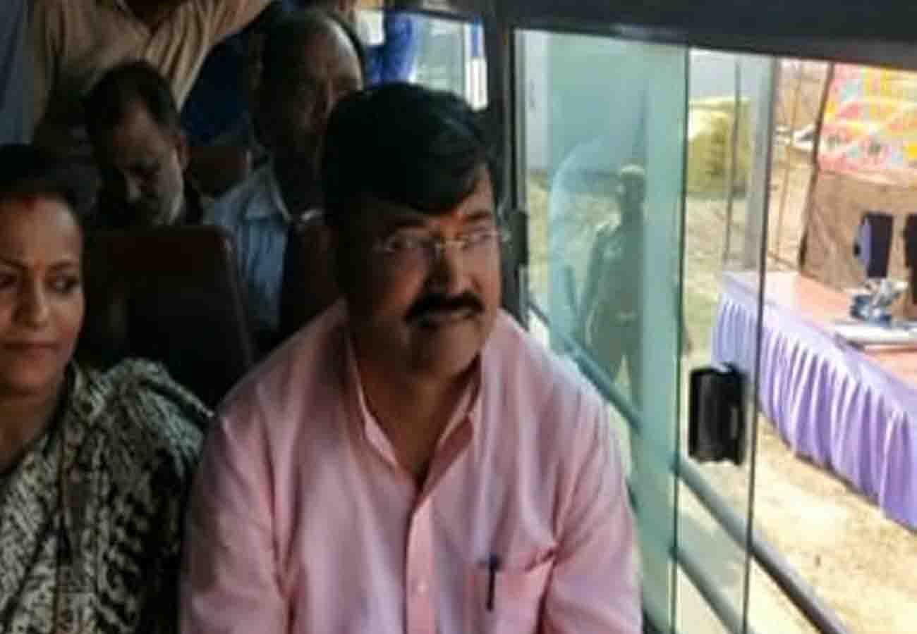 Minister of Prison traveled in roadways bus with wife in fatehpur