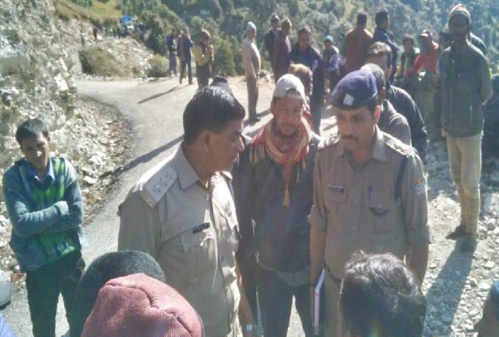 Eight Dead Bodies Funeral Together After Max fall into river in chamoli