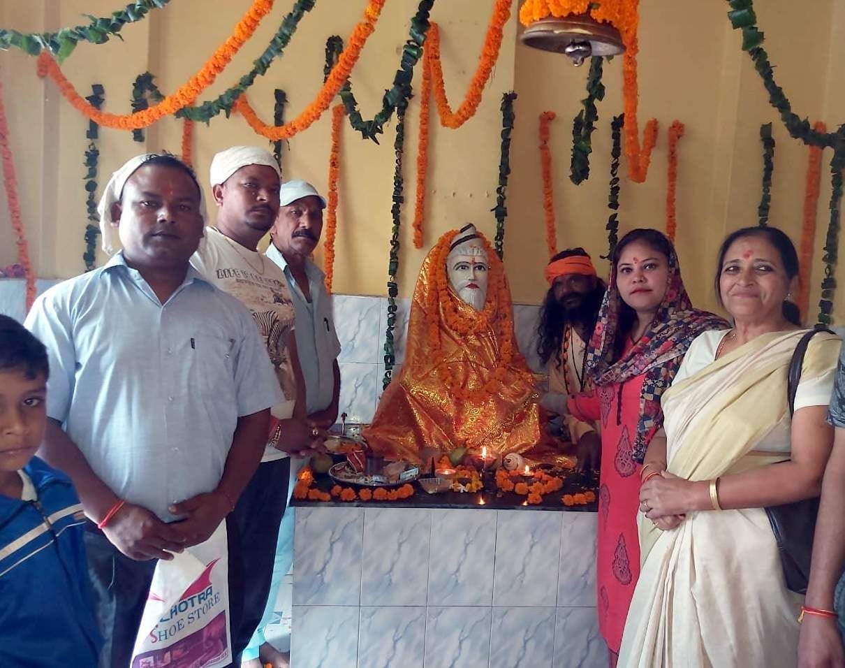 Wishing for world welfare by sacrificing in havan