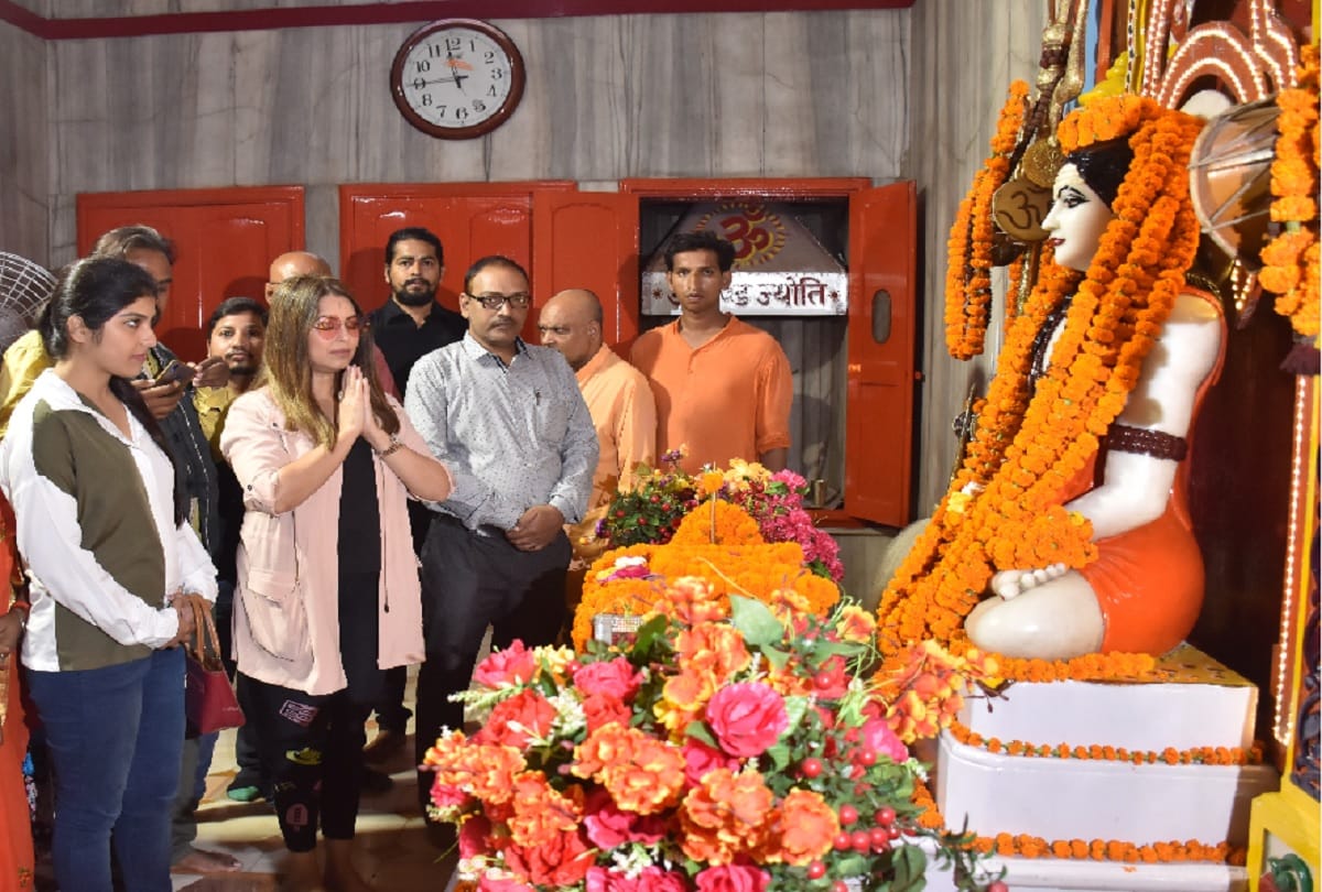 Actress Mahima Chaudhary worshiped at Gorakhnath temple