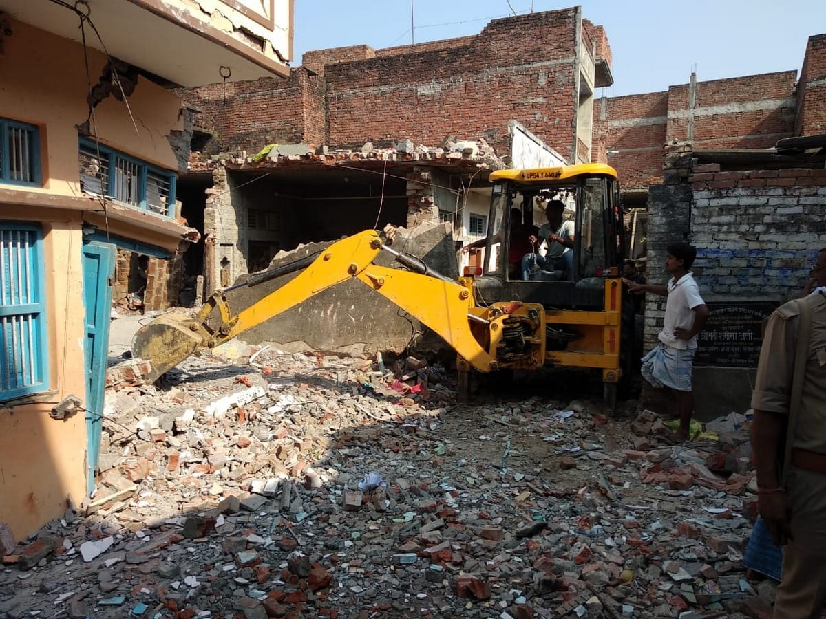 many people died and injured in cylinder blast house collapes in mihammadabad mau