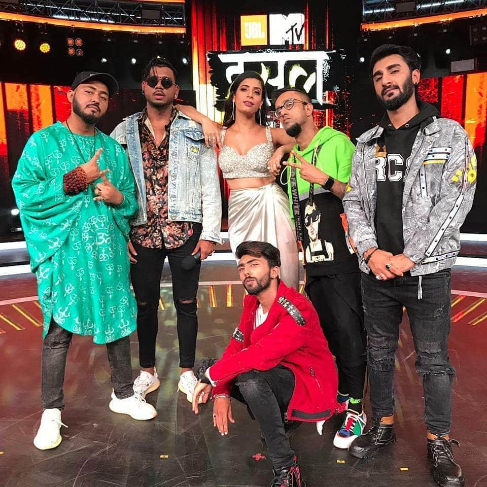 News Capsule Shah Rukh Khan Saudi Arabia Bunty Aur Babli 2 mtv hustle Satte Pe Satta Anubhav Taapsee
