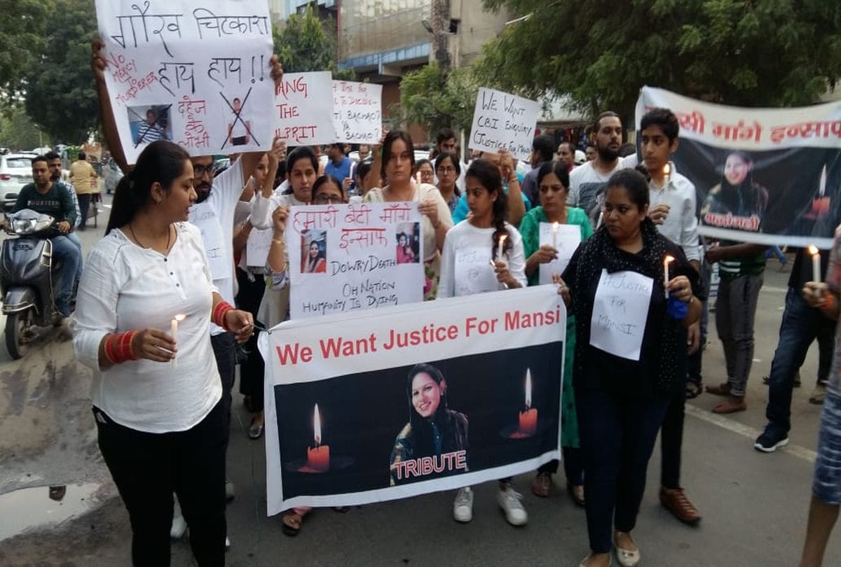 People Protest for Arrest Murder Accused of Mansi Agra News