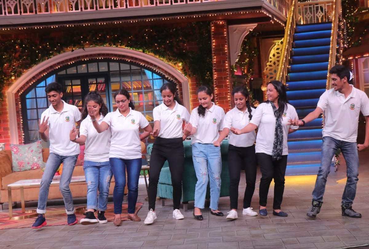 Bollywood actor Govinda dance traditional Nati with Palampur Students in Kapil Sharma Show