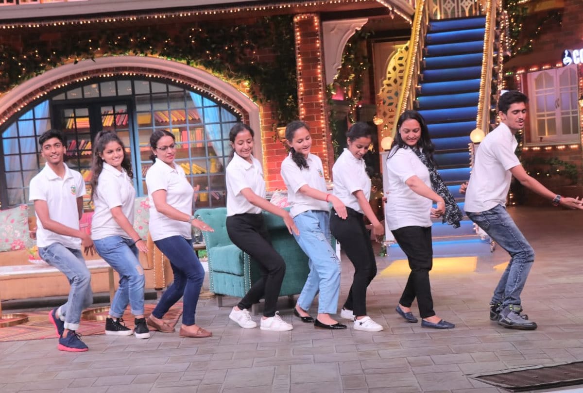 Bollywood actor Govinda dance traditional Nati with Palampur Students in Kapil Sharma Show