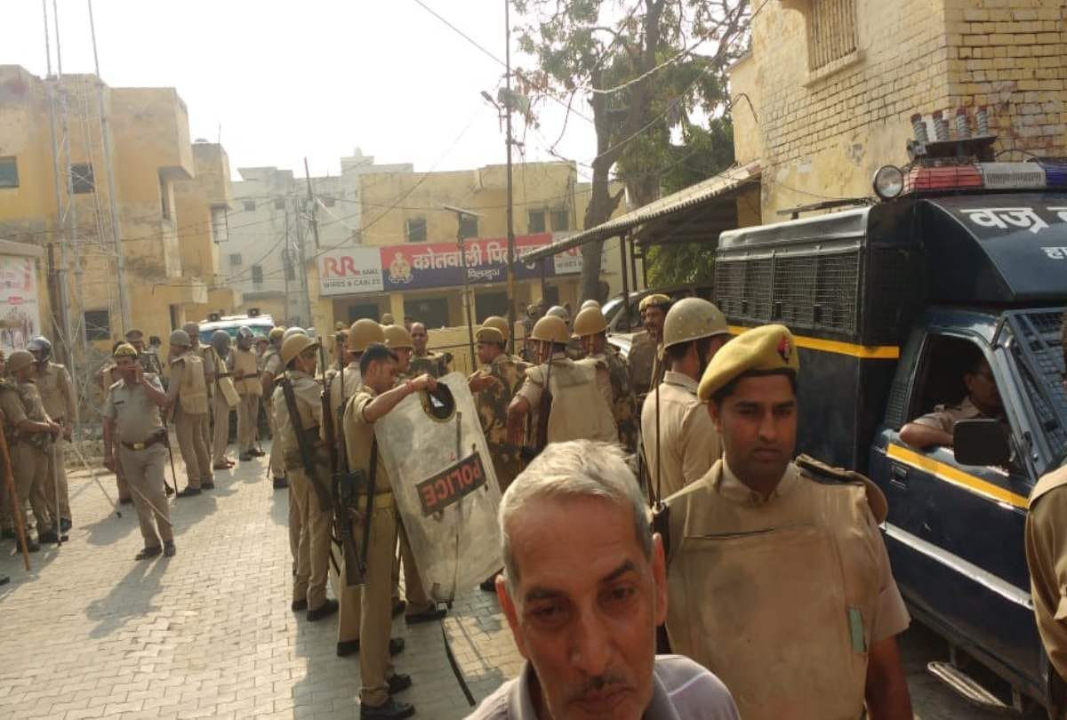 Uttar pradesh pilakhuwa man allegedly dies in police custody heavy force deployed after tension