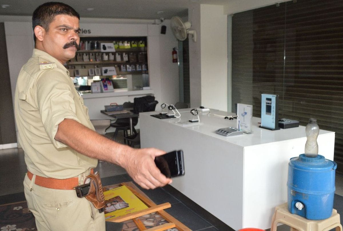 Mobile stolen worth Rs 22 lakh from the showroom in agra