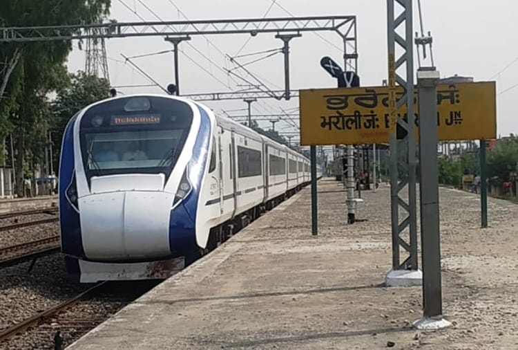 Stone Pelting on Vande Bharat Express on Pathankot Cant Station