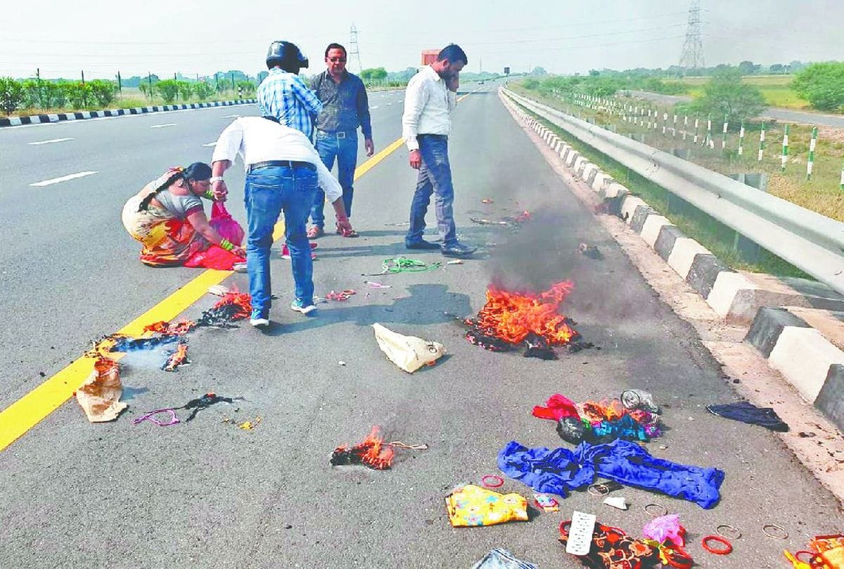 Bike Caught Fire On Lucknow Agra Express Way in mainpuri