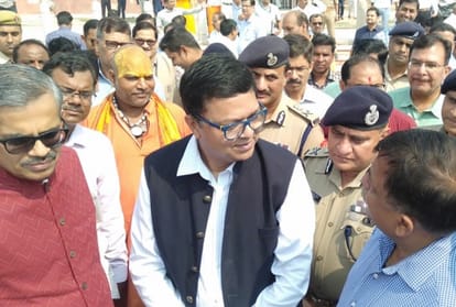Chief secretary and DGP in Ayodhya.