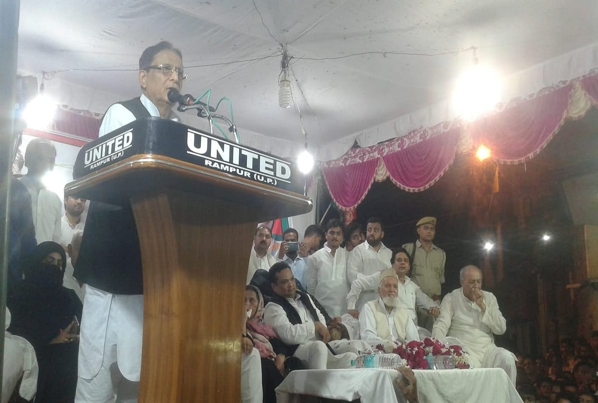 SP Rampur MP Azam Khan gets emotional during a public meeting