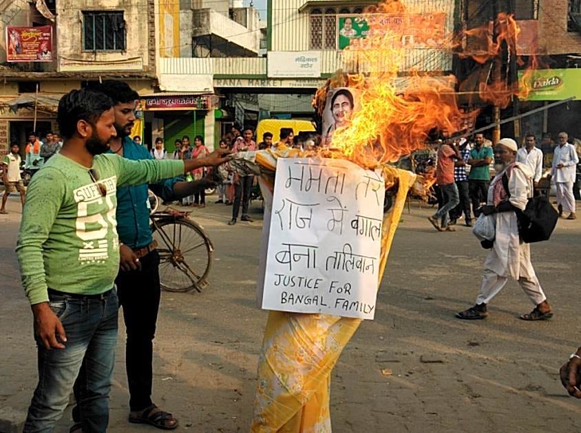 Youth party workers burnt effigy of Mamta Banerjee