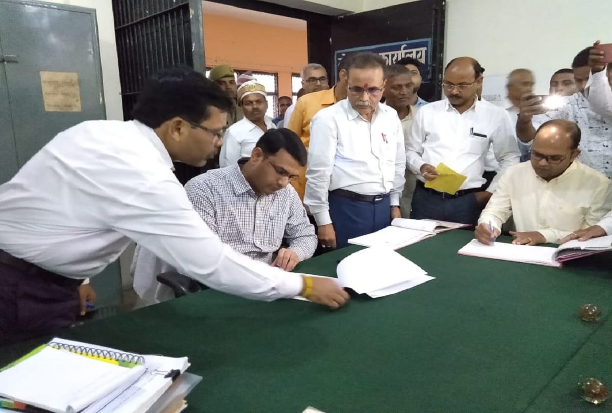 UP Maharajganj new DM Dr Ujjwal Kumar take over the charge