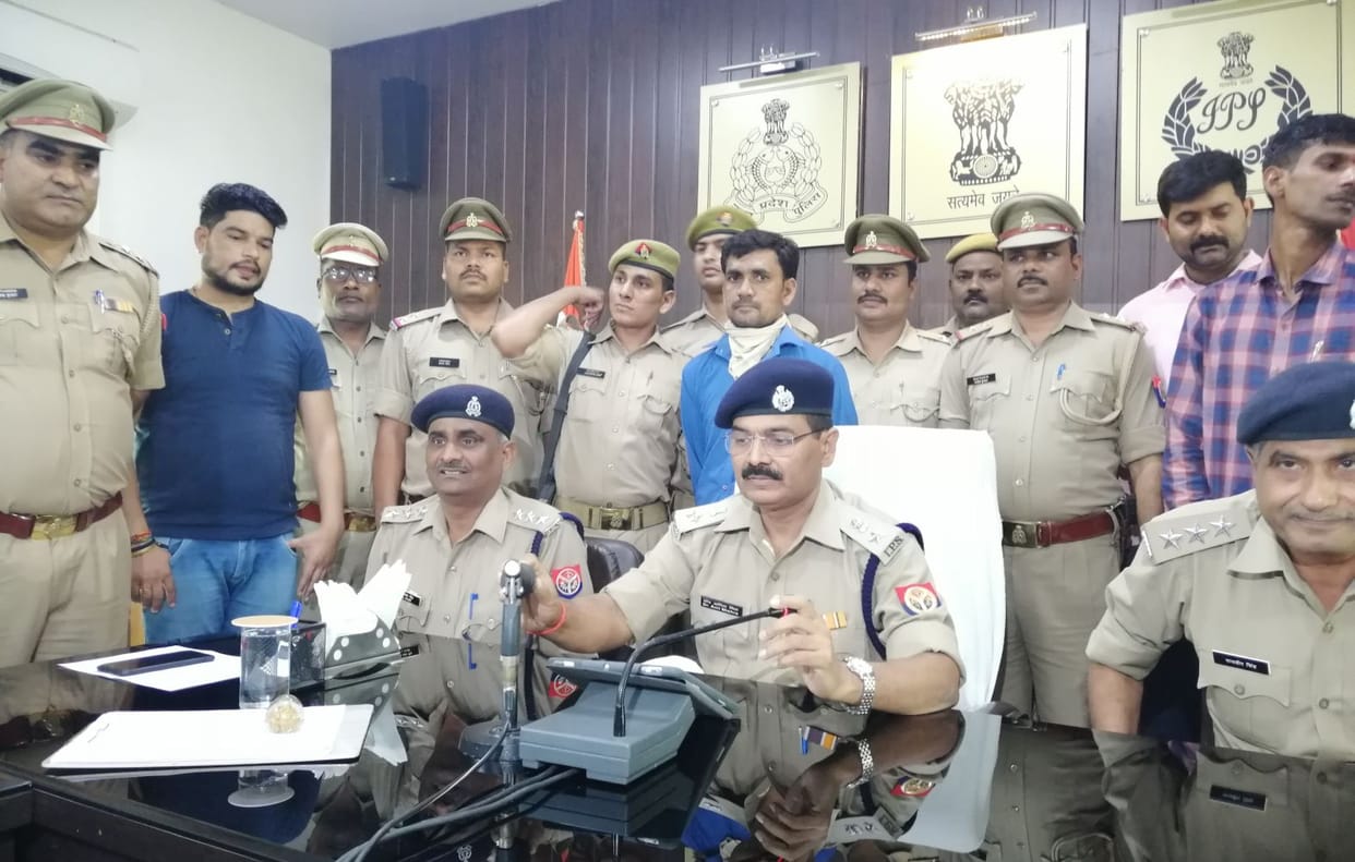 Contractor arrested with liquor of four lakh